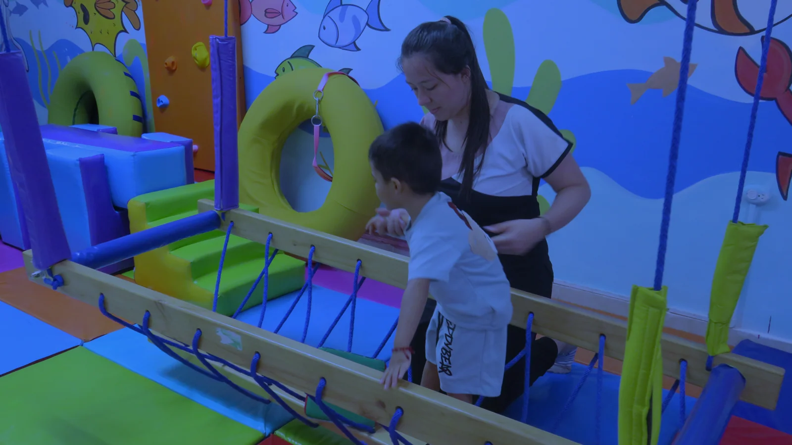 Sesión de rehabilitación en un espacio terapéutico de SINÁPTICO IPS